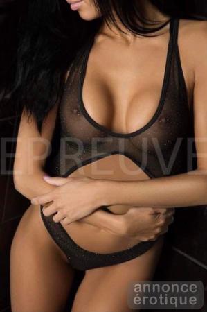 Sophia t’attend SENSUELLEMENT en salon aujourd’hui